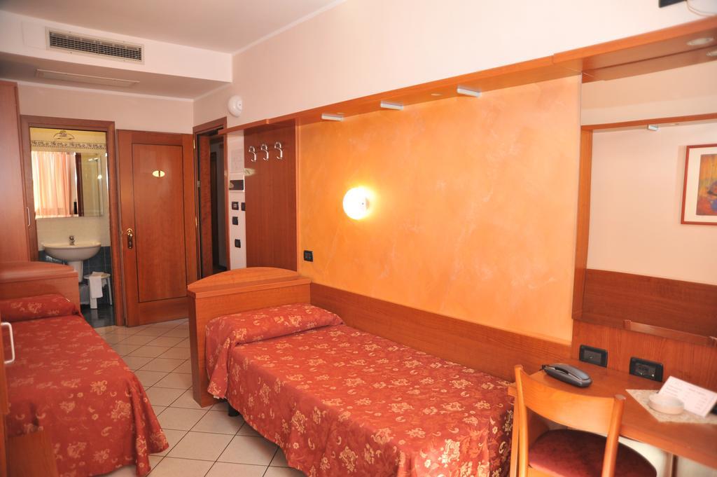 Hotel Stazione Livorno Bagian luar foto